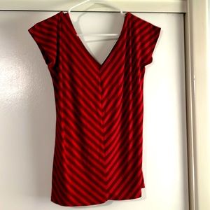 🍇 Liz&Co short sleeve v neck red stripe top size xs